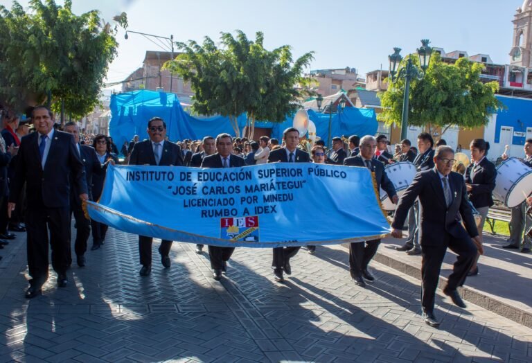 I.E.S. “José Carlos Mariátegui” conmemoró sus 50 años con desfile institucional en la Plaza de Armas de Moquegua